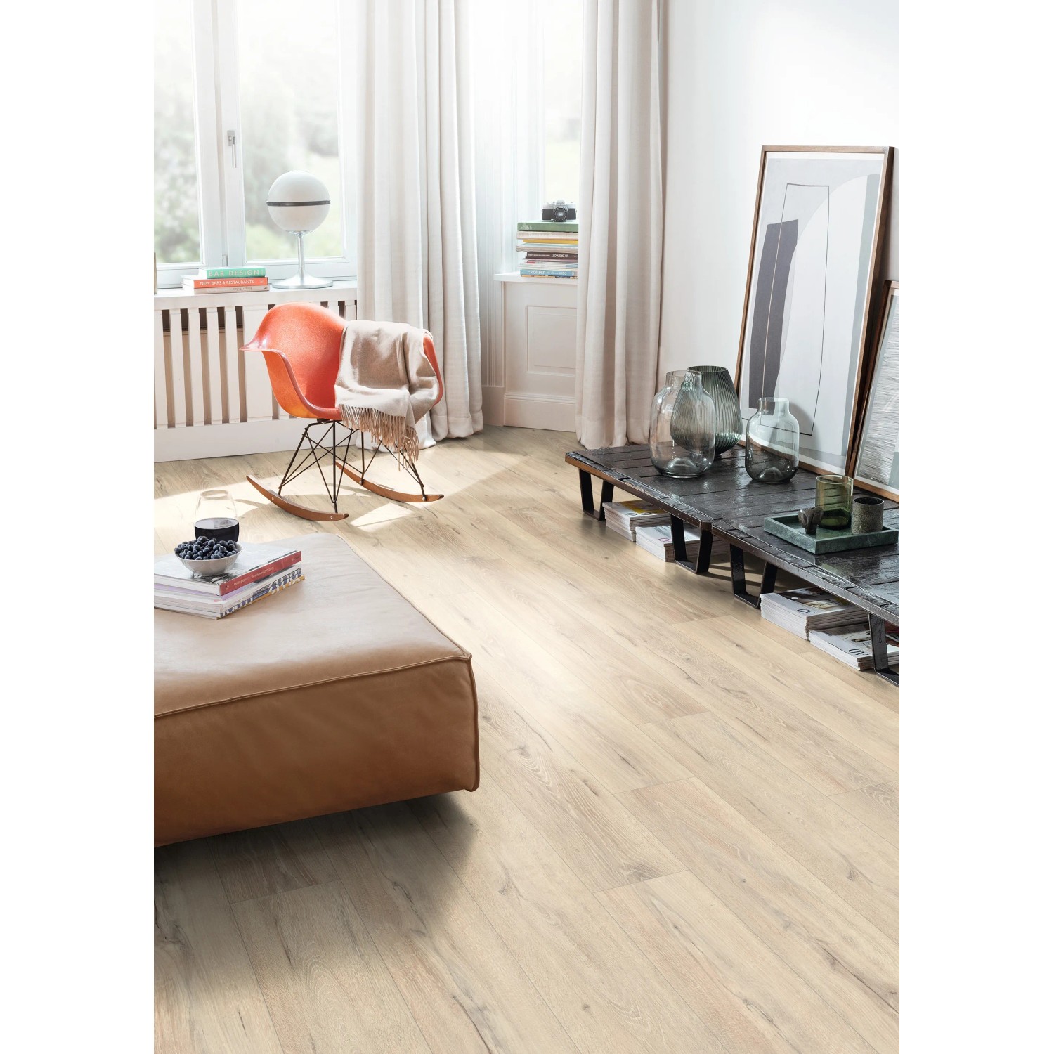 Heller Laminatboden Egger Melba Eiche Beige im Wohnraum mit Möbeln.