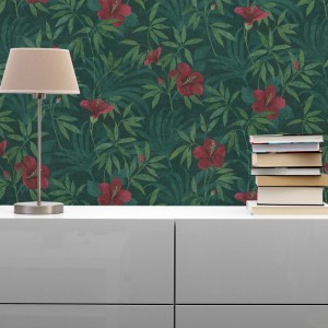 Tadessi Vliestapete Floral M1-No.690: Dunkelgrüne Tapete mit roten Hibiskusblüten und grünen Blättern. Dekorative Wandgestaltung.