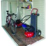 Offenes Duramax Kunststoff-Gartenhaus SideMate (3,6 m²) mit Gartengeräten wie Rasenmäher und Fahrrad.