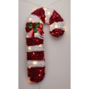 Dekorativer, rot-weißer Zuckerstab mit Schleife und Lichtern als Gartendekoration.