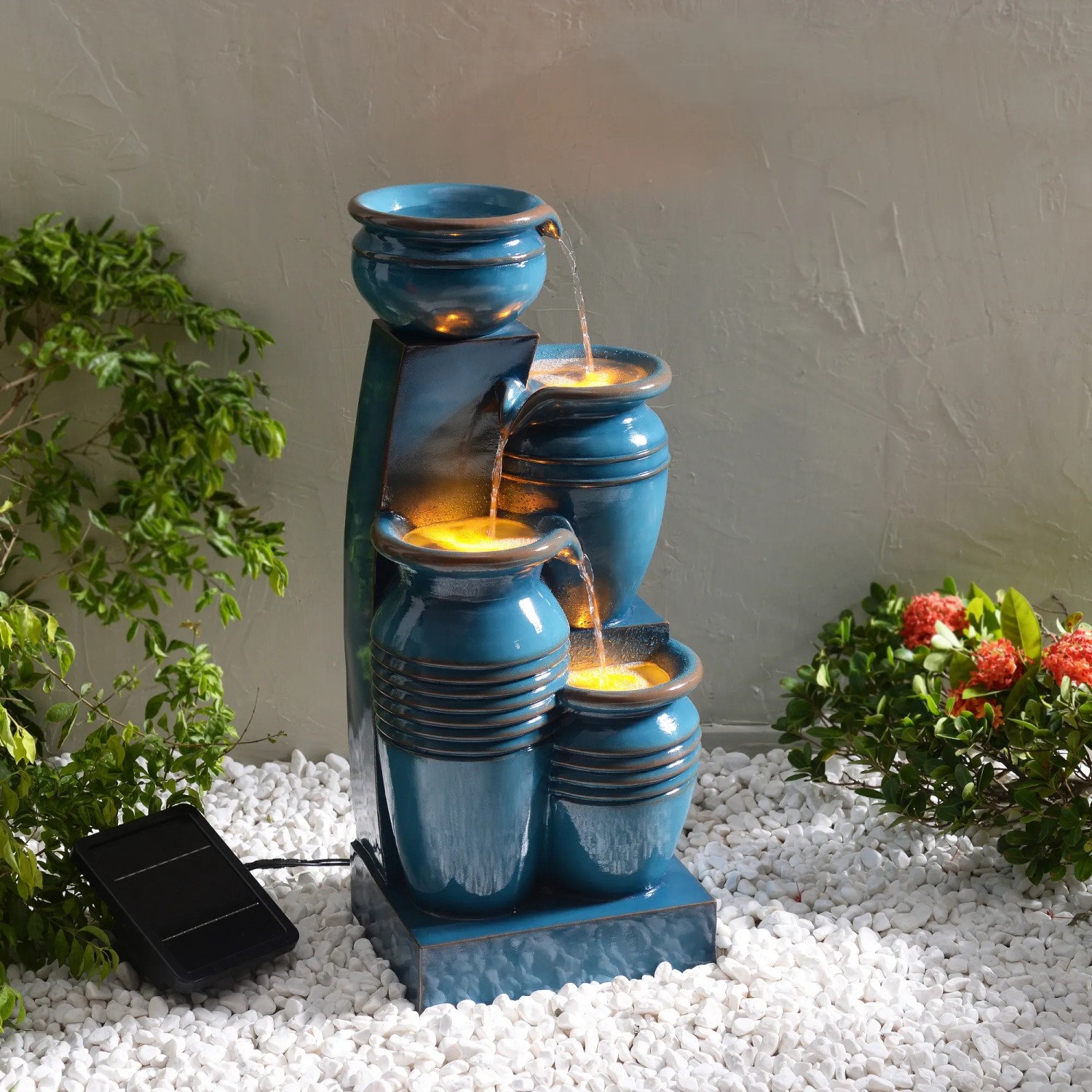 Blauer 4-stufiger Teamson Home Gartenbrunnen mit Solar und LED Beleuchtung.