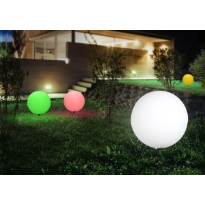Weiße Globo TOULA Außen-Kugelleuchte mit Erdspieß im Garten.