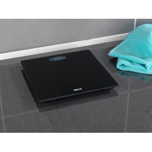 Schwarze Wenko Personenwaage aus Glas mit LCD-Anzeige im Badezimmer.