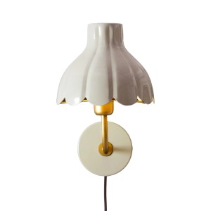 Weiße PR Home Wells Wandleuchte im Blütenblatt-Design mit goldfarbener Innenseite.