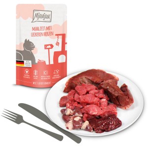 Mjamjam Katzen-Nassfutter Quetschie Mahlzeit mit Herzen, Rindfleisch auf Teller.