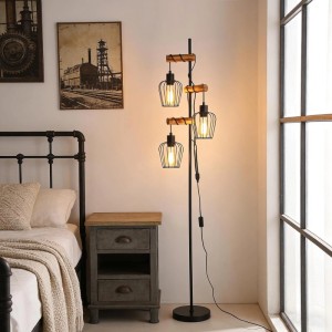 Schwarze Vintage-Industrie-Stehlampe mit 3 Drahtschirm-Leuchten und Holzakzenten. Ideal für Wohn- und Schlafzimmer.