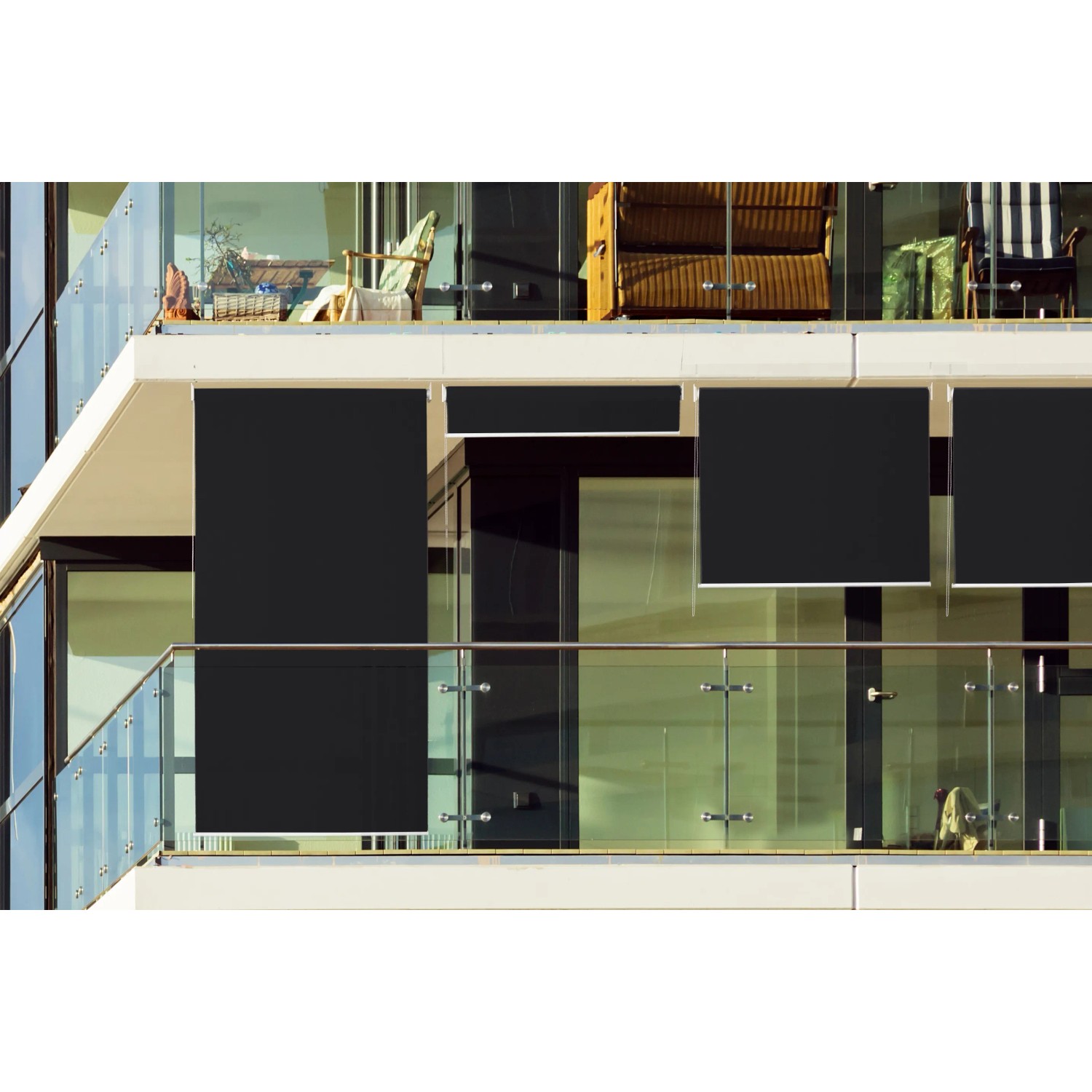 Schwarzes Peddy Shield Sonnenrollo aus HDPE am Balkon, 100x240 cm.