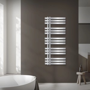 Chromfarbener LuxeBath Designheizkörper Iron EM 500x1200 mm als Handtuchwärmer im Bad.