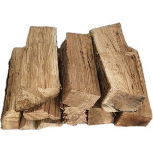 Gestapeltes Kaminholz, ofenfertig, ca. 25cm Scheitlänge, Brennholz für Kamin und Ofen.