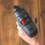 Bosch Akkuschrauber AdvancedDrill 18 Solo in Hand, Schalter und LED sichtbar.