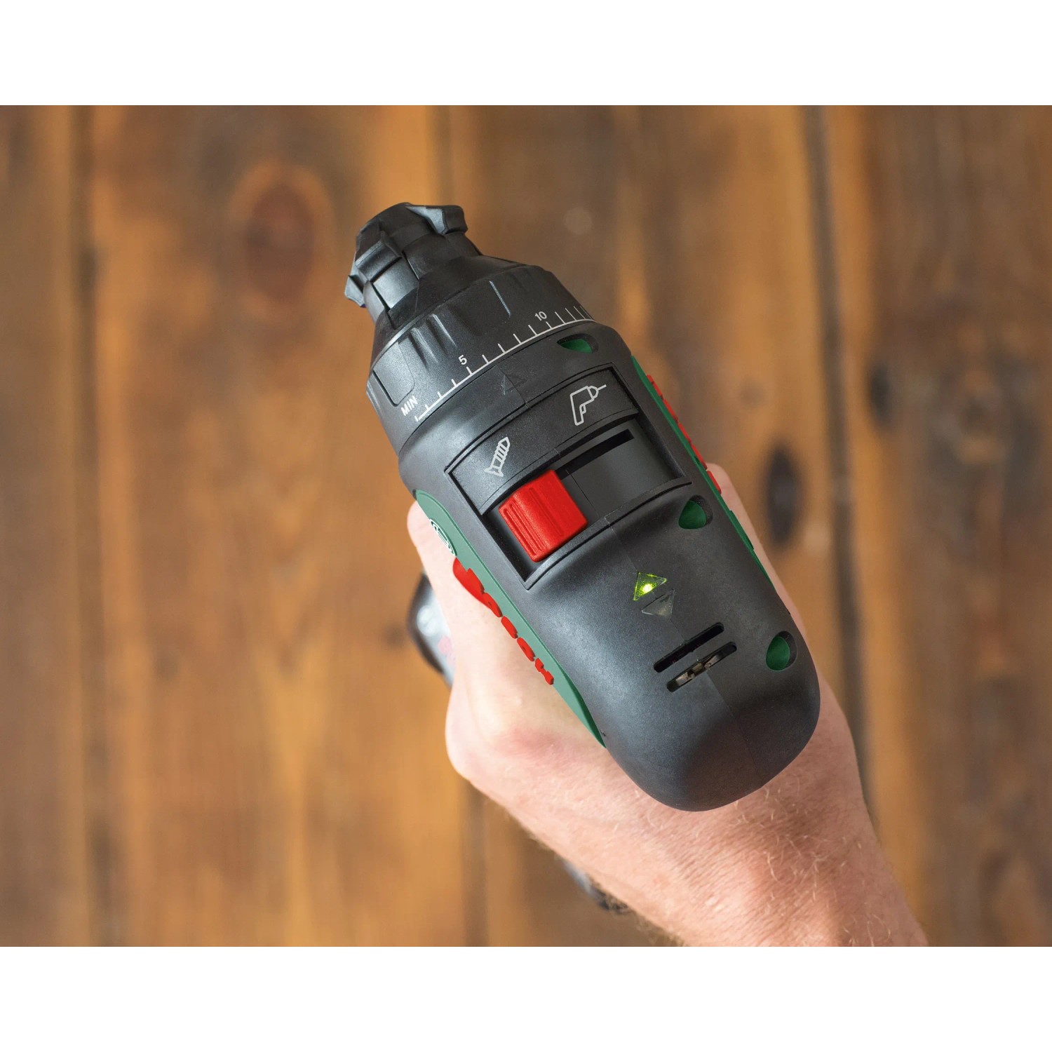 Bosch Akkuschrauber AdvancedDrill 18 Solo in Hand, Schalter und LED sichtbar.