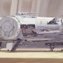 Fototapete STAR WARS: Millenium Falke mit Crew vor Raumschiff-Hangar.