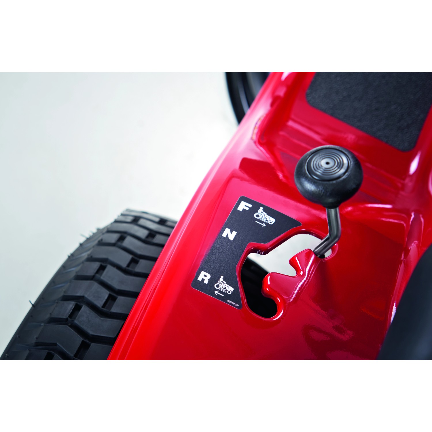 Detailaufnahme: Schalthebel des roten Troy-Bilt Rasentraktor Pony 92T-S.