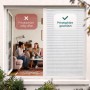 Weißes Klemmfix Verdunkelungsplissee am Fenster. Demonstriert Sichtschutz und Privatsphäre im Vergleich zur offenen Ansicht.