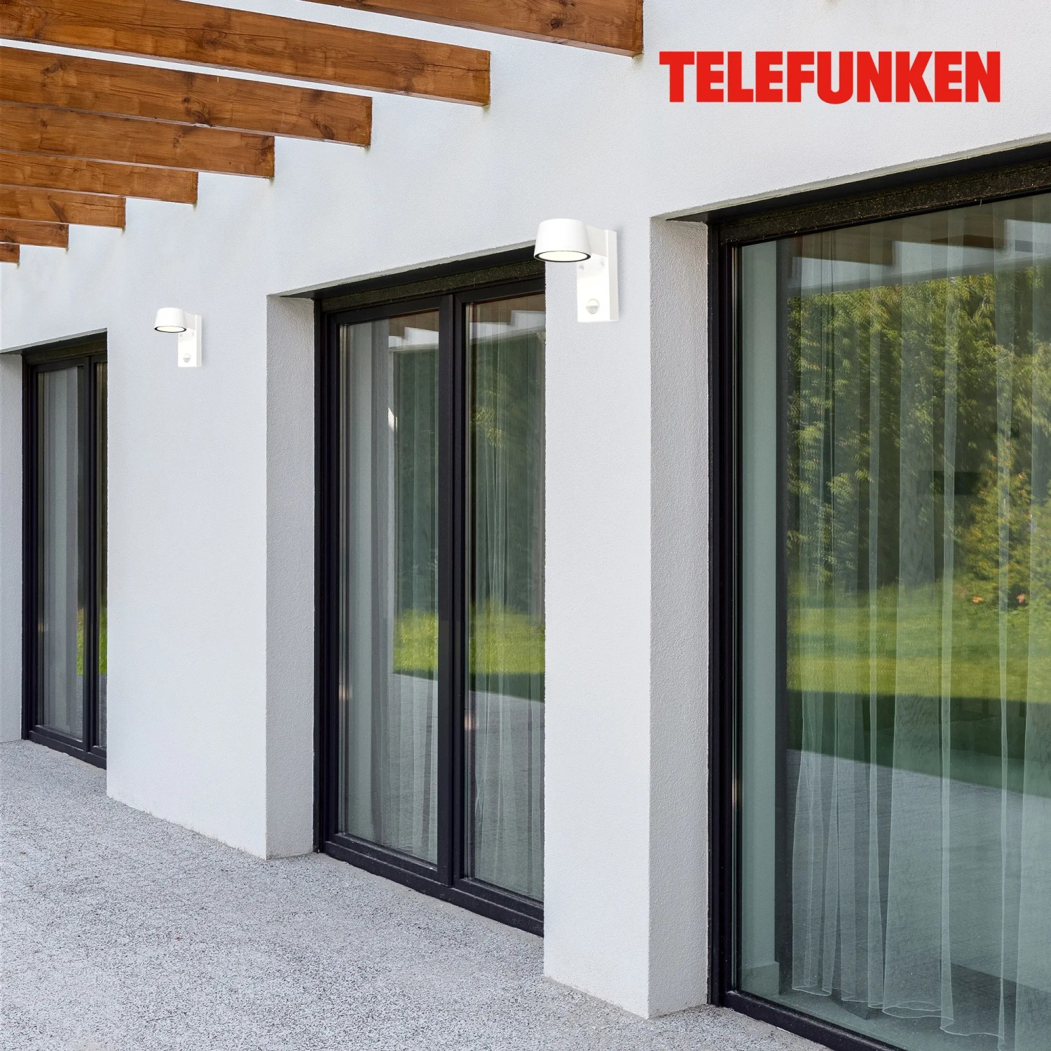 Weiße Telefunken LED-Außenwandleuchte mit Sensor an einer Hauswand.