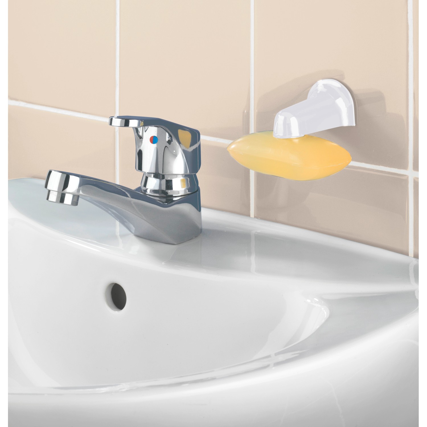 Wenko Magnetseifenhalter Weiß im Badezimmer mit Seife an der Wand.