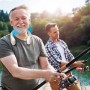 Livington Cool2Go Klimagerät, tragbarer Nackenlüfter beim Angeln mit Freund.