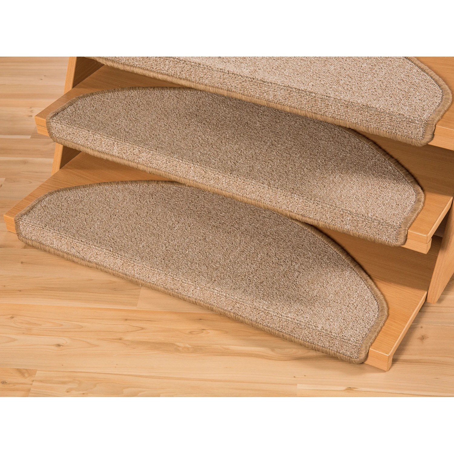 Andiamo Stufenmatten Bob, 2er Set, beige, ca. 65x28 cm, auf Holztreppe.