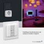 Homematic IP Wandtaster 6-fach zur Smart Home Steuerung von Licht, Rollläden; gezeigt mit Steckdose & Ambientebeleuchtung.