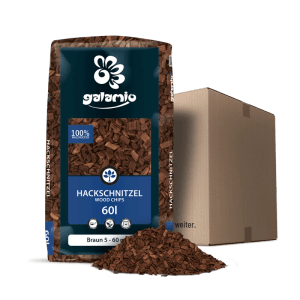 Galamio Holzhackschnitzel Braun 60l Sack mit Mulch. Braune Holzchips, ein Haufen davor, Karton.