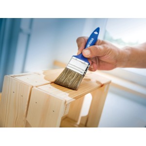 LUX Flachpinsel 70mm beim Lasieren von Holz. Pinsel mit blauem Griff.