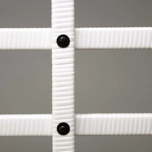 Detailaufnahme Rankgitter aus Polyrattan, weiß, für Elegant Einrichten Pflanzkübel.