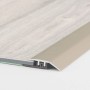 Edelstahlfarbenes Anpassprofil für Vinylboden, 7,5 mm hoch, für einen sauberen Übergang.