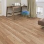 Verlegter Laminatboden Comfort Eiche Royal Elm 7 mm im Wohnraum mit Möbeln.