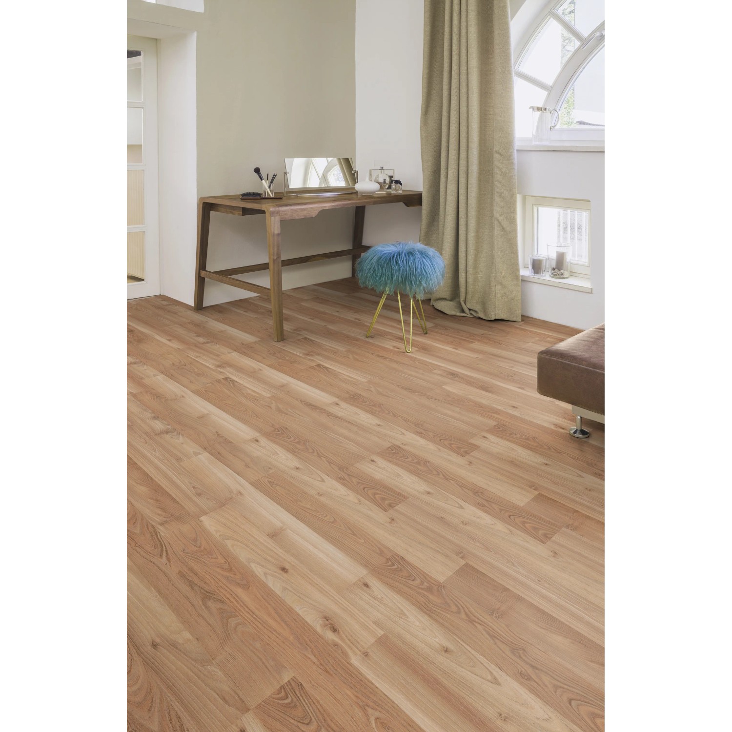 Verlegter Laminatboden Comfort Eiche Royal Elm 7 mm im Wohnraum mit Möbeln.