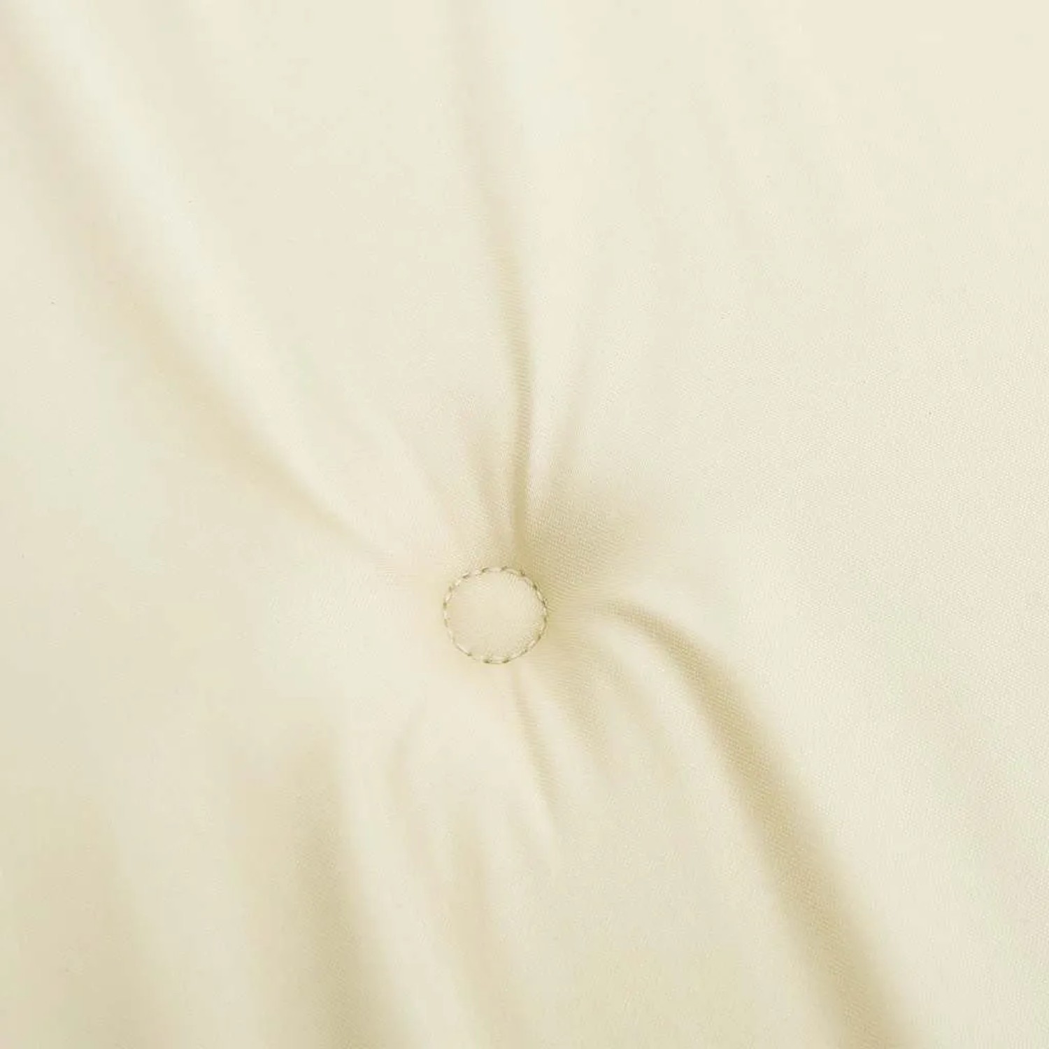 Detailaufnahme einer creme-farbenen Hochlehner Auflage aus Oxford-Gewebe mit Knopf.