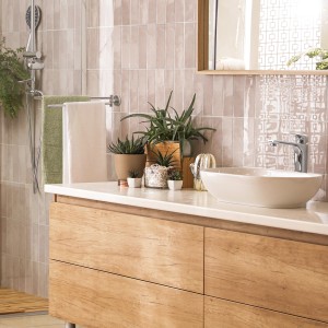 Badezimmer mit Grosfillex Wandpaneelen Element 3D Optik Vertical Tiles Rose.