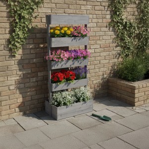 Graues Relaxdays Vertikalbeet aus Holz mit 5 Pflanzfächern und bunten Blumen vor einer Backsteinmauer.