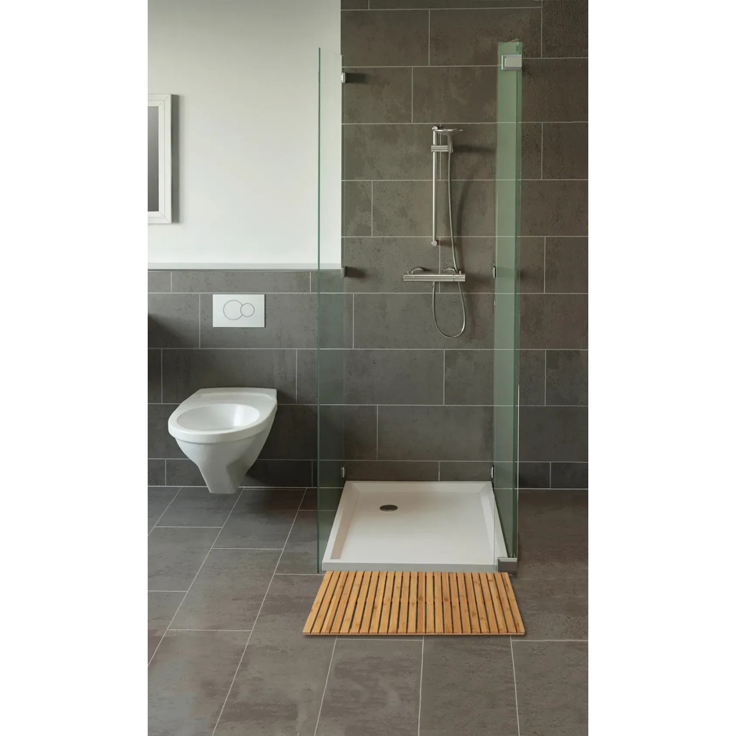 Wenko Baderost aus Bambus, 100x50 cm, vor Dusche im Badezimmer.