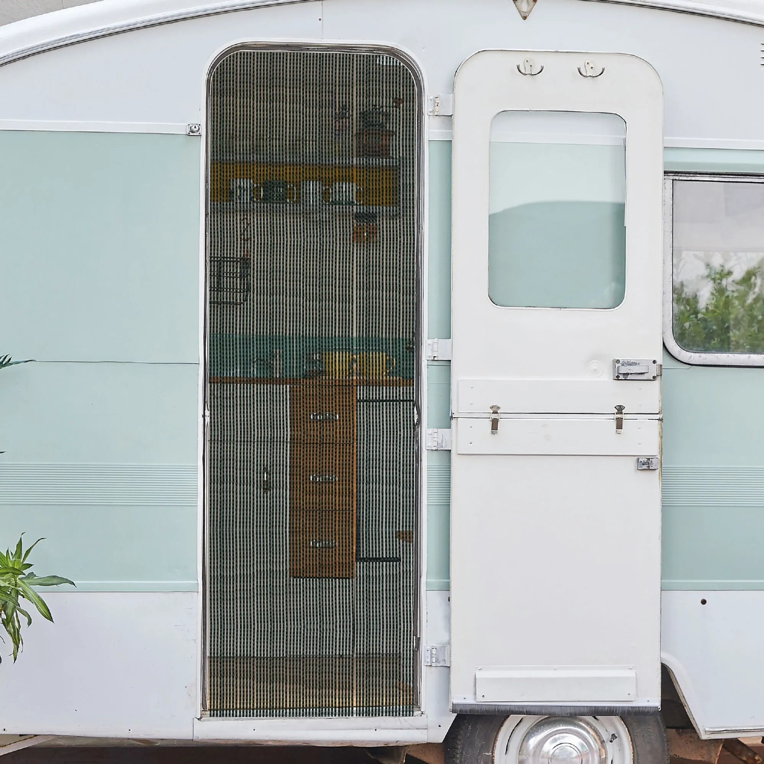 Schwarze Bestlivings Fadengardine als Türvorhang am Wohnwagen, 56x185 cm.