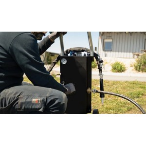 Mobiles Profi AEROCAP PRO Sandstrahlgerät 17 L, von Person im Freien bedient, für Holz, Metall, Fassaden.