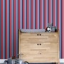 ESTAhome Tapete mit vertikalen Streifen in Dunkelblau, Rot und Weiß im Kinderzimmer.