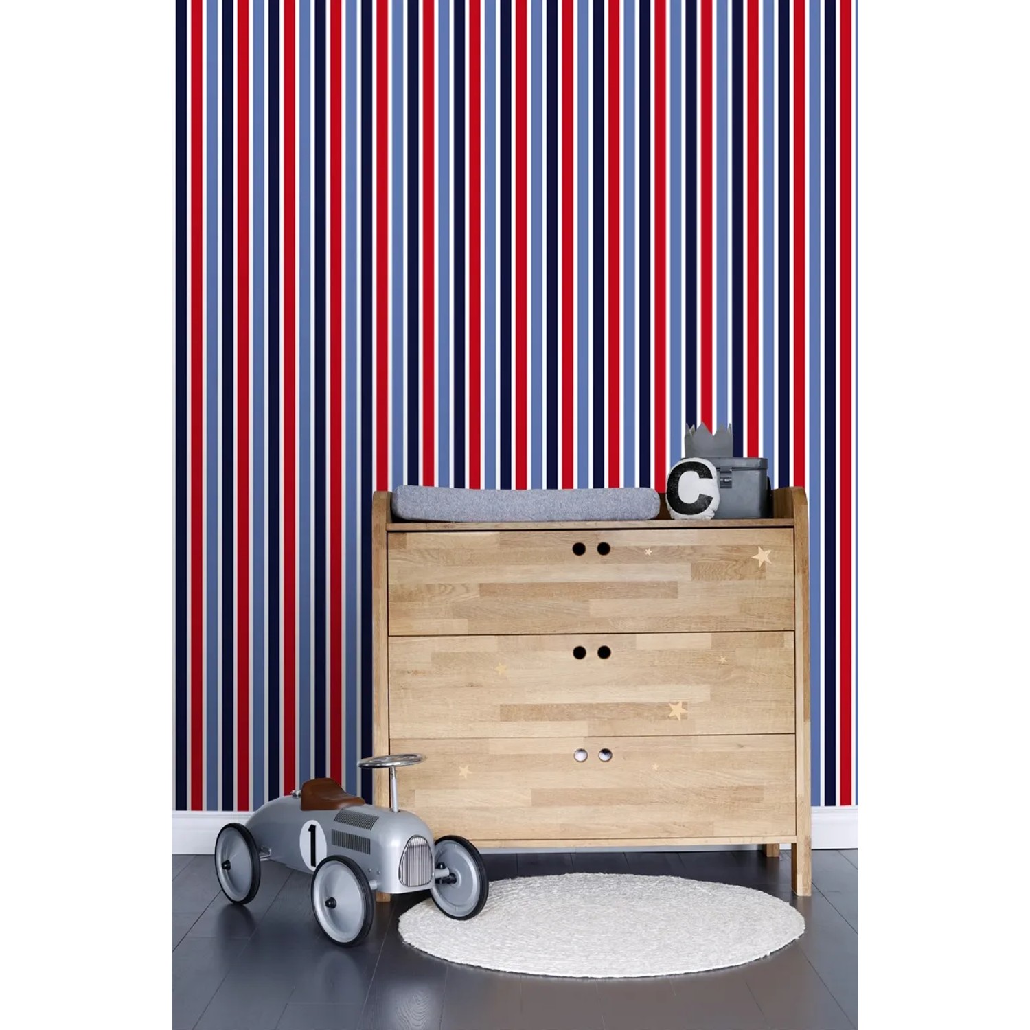 ESTAhome Tapete mit vertikalen Streifen in Dunkelblau, Rot und Weiß im Kinderzimmer.