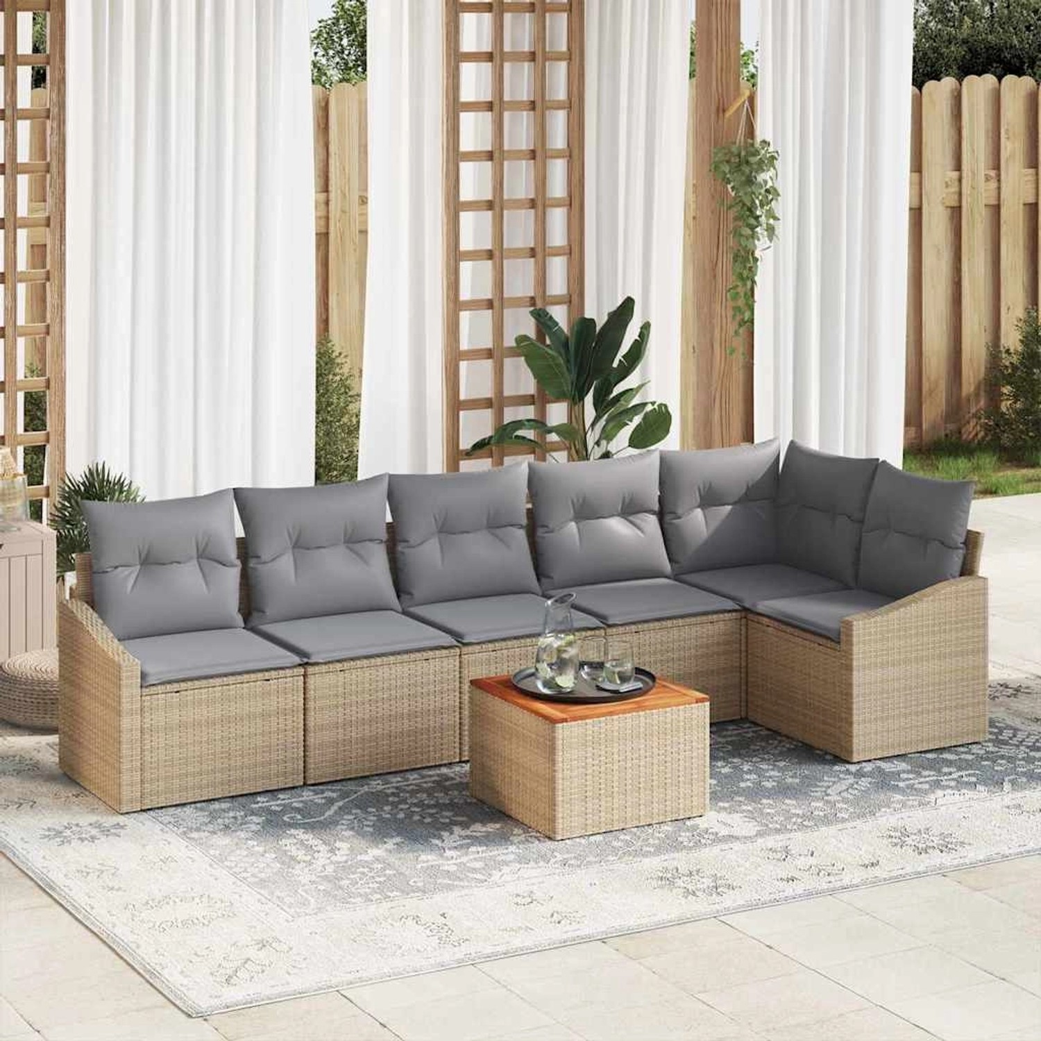 Beige-hellgraues 7-teiliges vidaXL Garten-Sofa-Set aus Rattan mit Tisch und grauen Kissen.