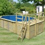 Karibu Holzpool Set mit Sonnenterrasse und Leiter im Garten.