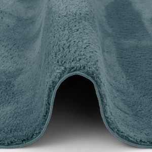 Detailansicht des runden, blaugrauen Fellteppichs "Pergamon Luxus Super Soft" (160cm).