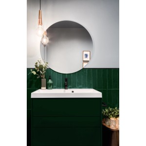 Badezimmer mit grünen Artisa Wandfliesen (7,5x30 cm) in glänzender Optik.