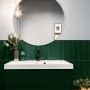 Badezimmer mit grünen Artisa Wandfliesen (7,5x30 cm) in glänzender Optik.