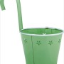 Grüner Hänge-Übertopf aus Metall mit Blumenmuster für Balkon und Terrasse.