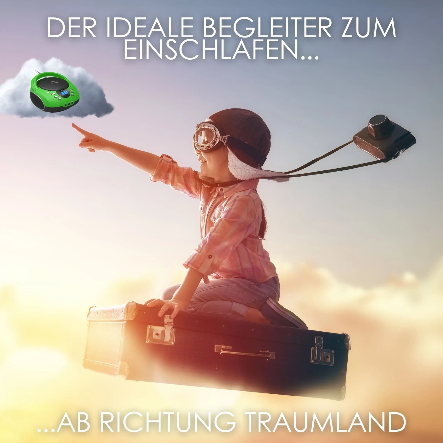 Grüner Cyberlux CL-700 CD-Player auf Wolke, Kind im Flieger-Outfit fliegt auf Koffer. Tragbares CD/MP3/USB Radio zum Einschlafen.