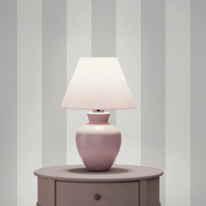 Tadessi Vliestapete Romeo: Graue und weiße Streifentapete im klassischen Design.