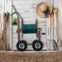 Robuster Gartenschlauchwagen aus Metall mit 4 Lufträdern und Kurbel, grüner Schlauch aufgewickelt.