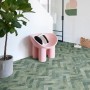 Raum mit Primaflor PVC Twilight Shade Bodenbelag in Fliesenoptik, verlegt im Fischgrätmuster.