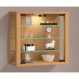 Wandhängende Vitrine VitrosaS mit 2 Türen in Buche, Glasböden und Deko-Elementen.