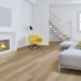Wohnraum mit Click-Vinylboden Marga Eiche in Holzoptik.
