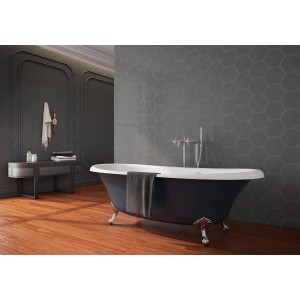 Badezimmer mit grauen Artisa Hexagon Wandfliesen in Carbon Optik und freistehender Badewanne.